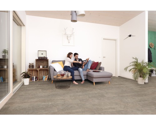 Heller Wohnraum mit Designboden, Sofa und Dekoration