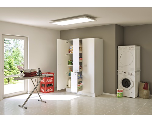 Heller Waschraum mit Waschmaschine, Trockner, Bügelbrett und Hochschrank mit Regalen