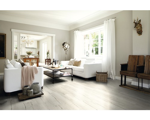 Heller Wohnraum mit weißen Sofas, Holzboden und dekorativen Elementen