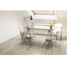 Heller Raum mit Holzboden, Schreibtisch und Dachfenster