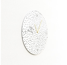 Runde Wanduhr mit Punkten und dem Schriftzug ''Follow your dreams''