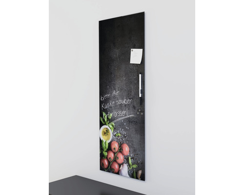Magnettafel mit Kreide, Stift, Notiz und Tomatenmotiv