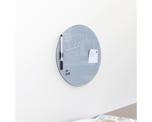 Runde Glas Magnettafel mit Stift, Magneten und Notizblock an der Wand