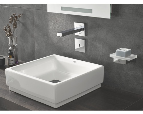 Modernes Badezimmer mit Aufsatzwaschbecken, Armatur und Seifenschale.