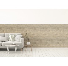 Wohnzimmer mit Holzwandpaneelen, Sofa und Beistelltischen