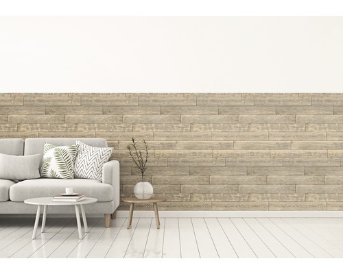 Wohnzimmer mit Holzwandpaneelen, Sofa und Beistelltischen