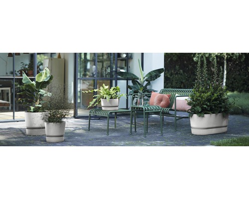 Außenbereich mit Pflanzen in Pflanzgefäßen, Sitzgelegenheiten und dekorativen Elementen für eine Terrasse oder einen Garten