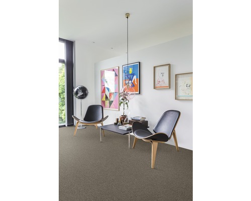 Wohnzimmer mit Teppichboden, Sesseln und Dekoration