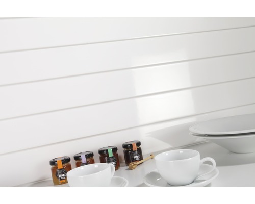 Dekorative Holzpaneele mit Honiggläsern und Geschirr