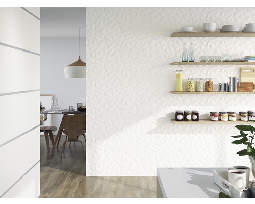 Helle Küche mit 3D-Wandfliesen und Holzregalen an der Wand