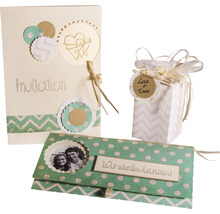 Einladungskarte, Geschenkverpackung und Briefumschlag mit dem Text ''Wir werden heiraten!''