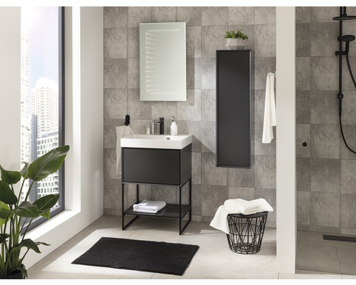 Modernes Badezimmer mit Waschtisch, Spiegelschrank, Hochschrank und Dusche.