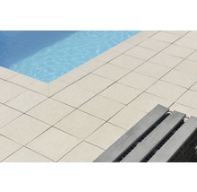 Außenbereich mit Schwimmbecken, Bodenfliesen und Sitzbank