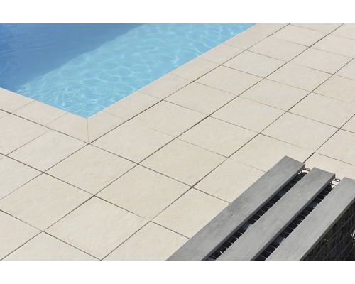 Außenbereich mit Schwimmbecken, Bodenfliesen und Sitzbank
