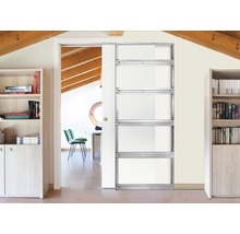 Modernes Interieur mit einem Schiebetürsystem aus Metall und Glas, das einen Blick in einen hellen Raum mit Holzbalken an der Decke freigibt.