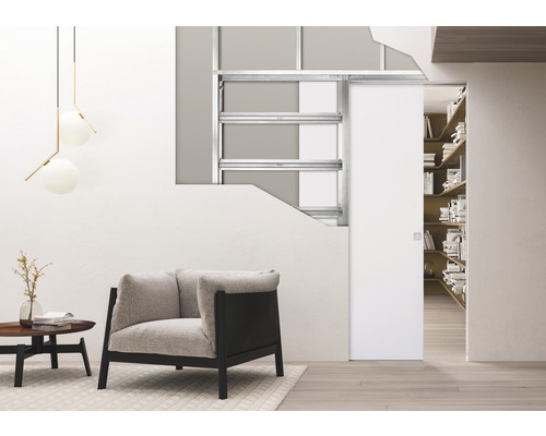 Wohnzimmer mit Sessel und Schiebetür in der Wand