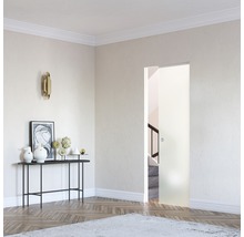 Heller Raum mit einer Schiebetür, einem Tisch mit Dekorationen und einer Treppe im Hintergrund