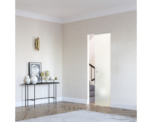 Heller Raum mit einer Schiebetür, einem Tisch mit Dekorationen und einer Treppe im Hintergrund