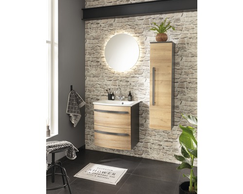 Badezimmer mit Waschtischunterschrank, Spiegelschrank und Handtuch