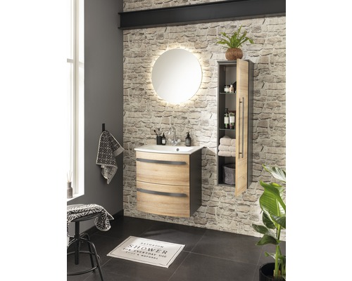 Modernes Badezimmer mit Waschtisch, Spiegel mit Beleuchtung und Hochschrank vor Steinwand