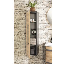 Badezimmer Szene mit einem hängenden Badschrank zur Wandmontage, offen, mit Regalen und verschiedenen Badutensilien