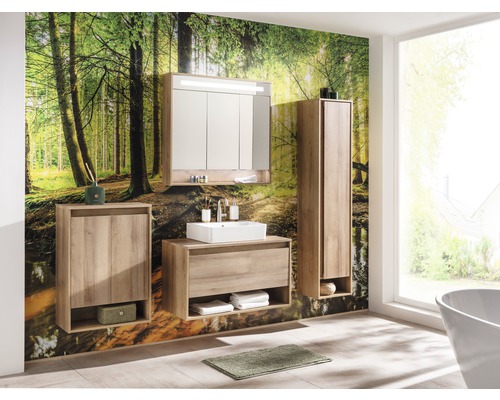 Modernes Badezimmer mit Holzmöbeln, Waschbecken und Spiegelschrank vor einer Waldtapete.