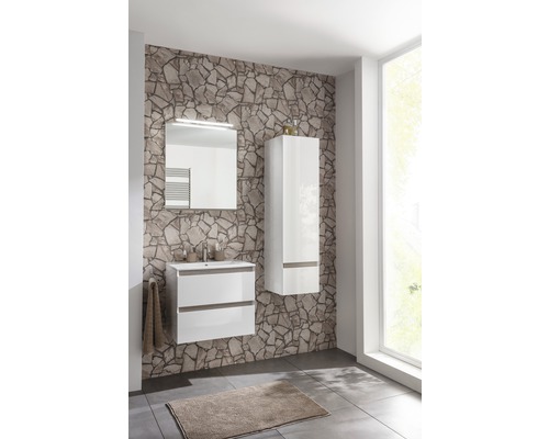 Badezimmer mit Waschtisch, Spiegel und Hochschrank vor einer Steinwand