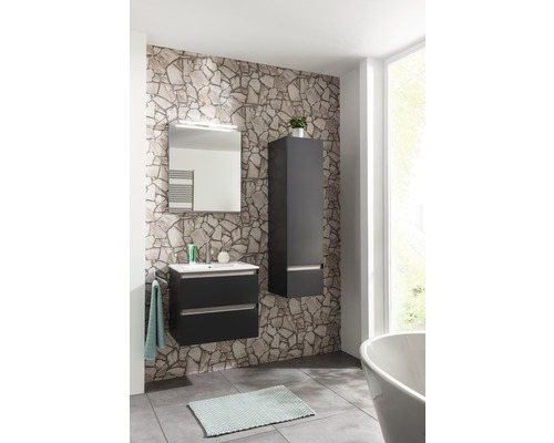 Modernes Badezimmer mit Waschtisch, Spiegelschrank und Hochschrank vor einer Steinwand.