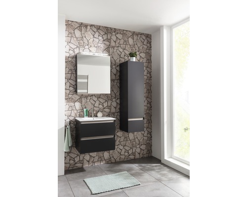 Modernes Badezimmer mit Waschtisch, Spiegel, Hochschrank und Steinwand