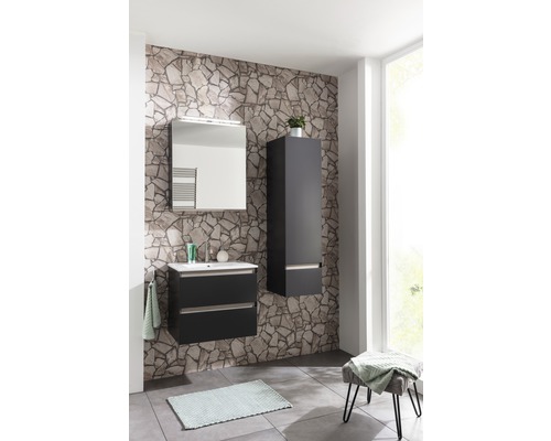 Modernes Badezimmer mit Waschbeckenunterschrank, Spiegelschrank und Hochschrank vor einer Steinwand