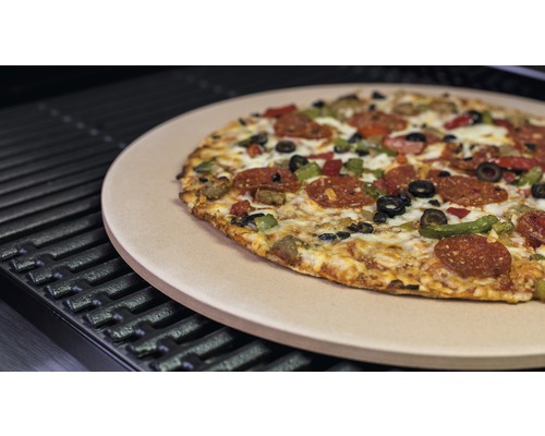 Pizza auf Pizzastein auf einem Grill