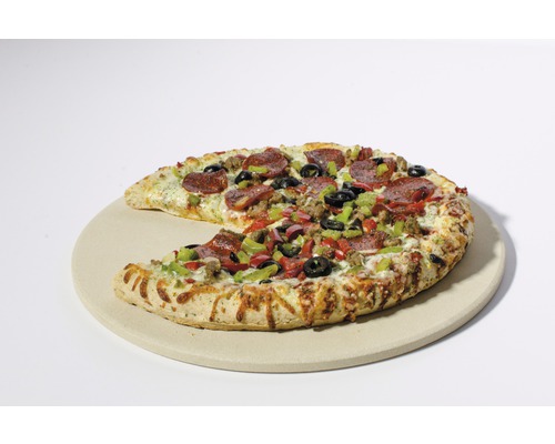 Pizza mit Salami, Oliven und Paprika auf einem Pizzastein