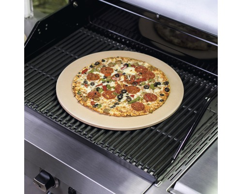 Pizza auf Pizzastein auf einem Grill