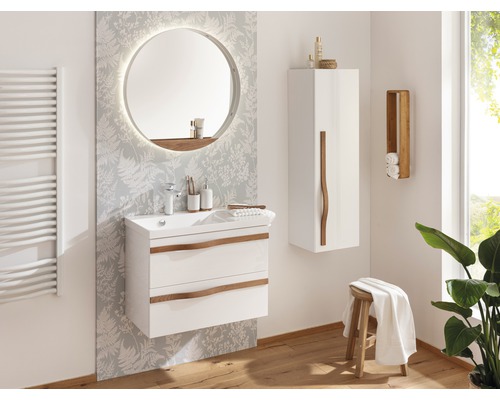 Badezimmer mit Waschtisch, beleuchtetem Spiegel, Hochschrank und Handtuchhalter