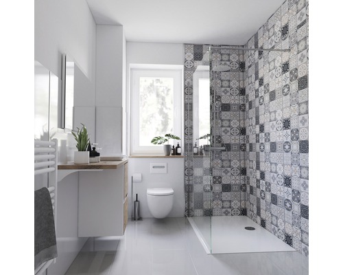 Duschrückwand BREUER Dekor Fliese Mediterran 100 x 255 cm Helles Badezimmer mit Dusche, Waschbecken, Spiegel und Toilette