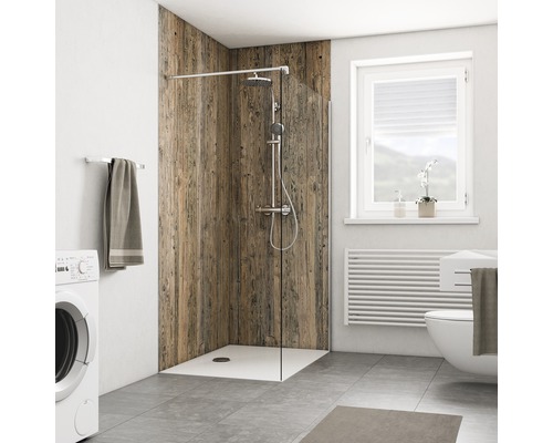 Badezimmer mit Dusche, Waschmaschine, Toilette und Fenster