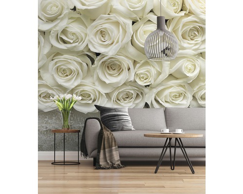 Helles Wohnzimmer mit Rosenfototapete, Sofa, Tisch und Lampe