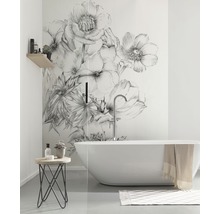 Helles Badezimmer mit freistehender Badewanne und floralem Wanddesign