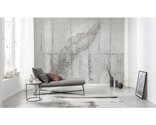 Wohnzimmer mit grauer Betonwand und Feder Wandbild, Liege und Dekoration