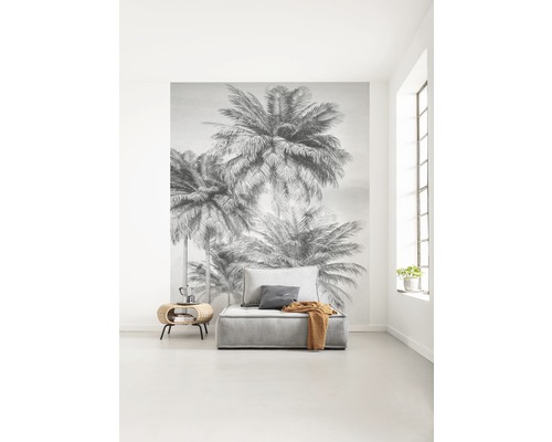 Helles Zimmer mit Fototapete mit Palmenmuster, Sessel und Beistelltisch