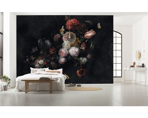 Schlafzimmer mit Fototapete mit Blumenstillleben im dunklen Stil