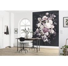 Dekoratives Zimmer mit einer schwarzen Fototapete mit Blumenmuster, einem Tisch, Stühlen und Pflanzen