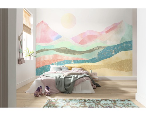 Helles Schlafzimmer mit Bergmotiv-Tapete, Bett und Rollschuhen