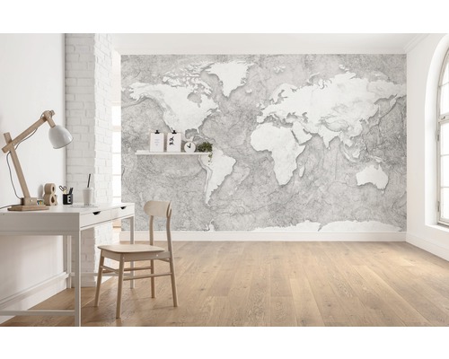 Helles Arbeitszimmer mit Weltkarten Tapete, Schreibtisch und Holzfußboden.
