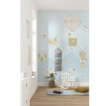Kinderzimmer mit nautischem Wanddesign, Regal, Schaukelstuhl und Spielmatte