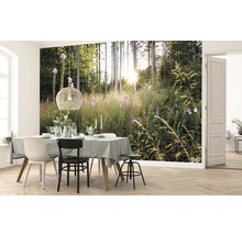 Esszimmer mit Fototapete, die einen Wald mit Blumen zeigt