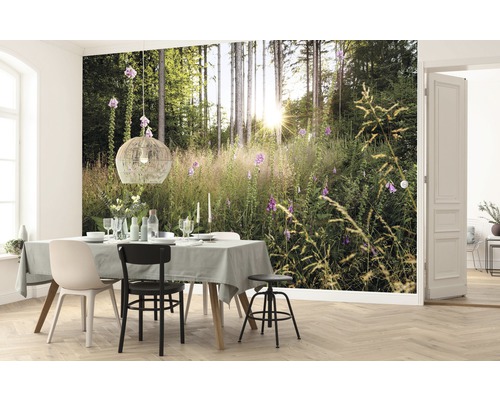 Esszimmer mit Fototapete, die einen Wald mit Blumen zeigt