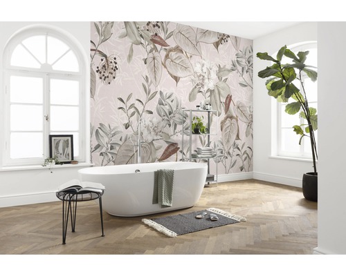 Helles Badezimmer mit Pflanzenmuster-Tapete, freistehender Badewanne und Fenster