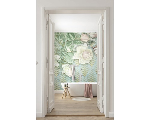 Badezimmer mit floraler Tapete, Badewanne und Holzboden