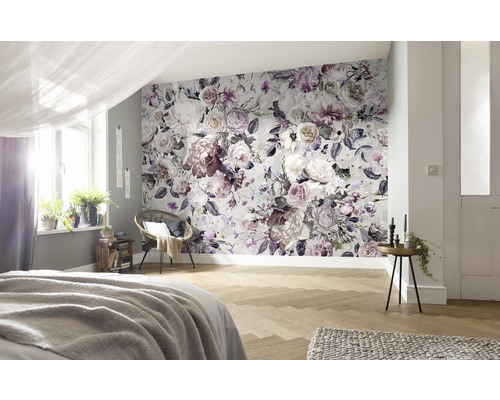 Schlafzimmer mit Fototapete mit floralem Muster in einem hellen, geräumigen Design